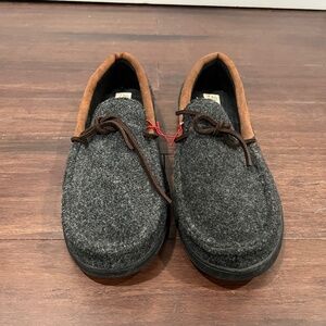 dluxe by dearfoams Men's Dilan Slippers - Charcoal Gray/Tan - Large New